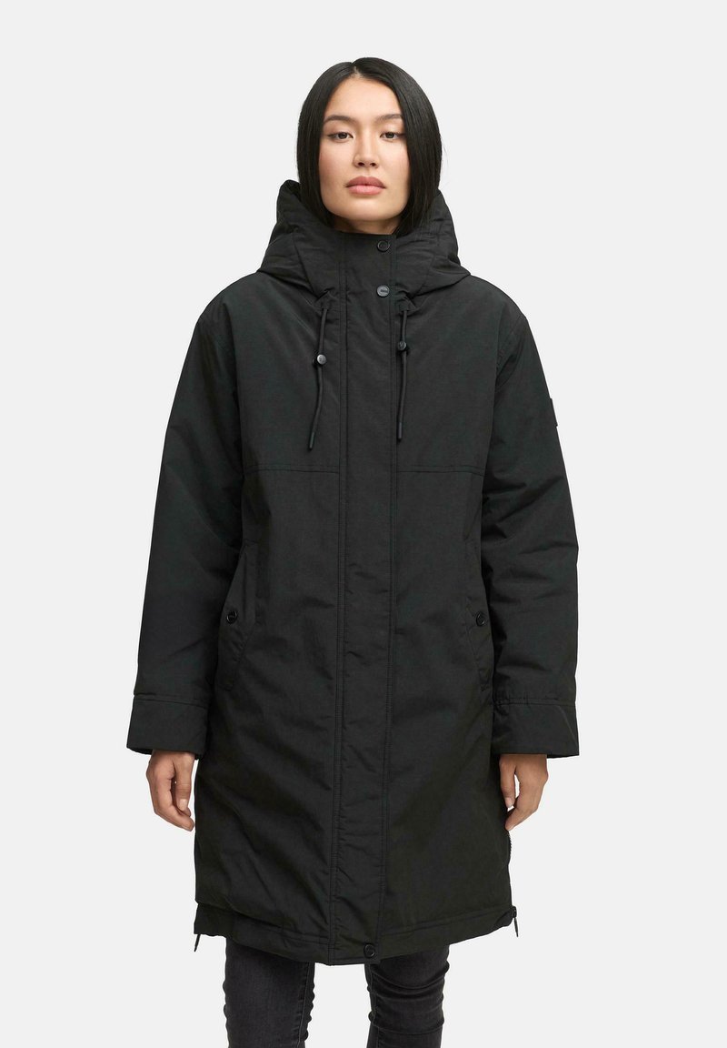 Must mustaga parka kapuutsiga, millel on reguleeritavad nöörid, küljetaskud, pikem lõige ja sile tekstuur.