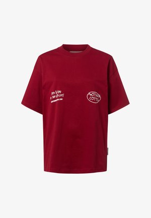 Burgundijas kokvilnas t-kreklis ar apaļu kaklu; priekšējā daļā ir balts teksts un logotipa akcenti, īsas piedurknes un brīva piegriezuma siluets.