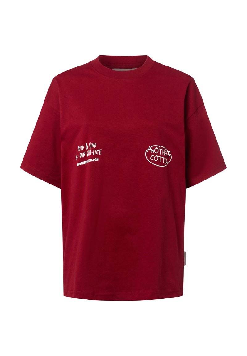 Burgundin värinen puuvillainen t-paita, jossa on pyöreä kaula-aukko; edessä valkoista tekstiä ja logokoristuksia, lyhyet hihat ja rento istuvuus.