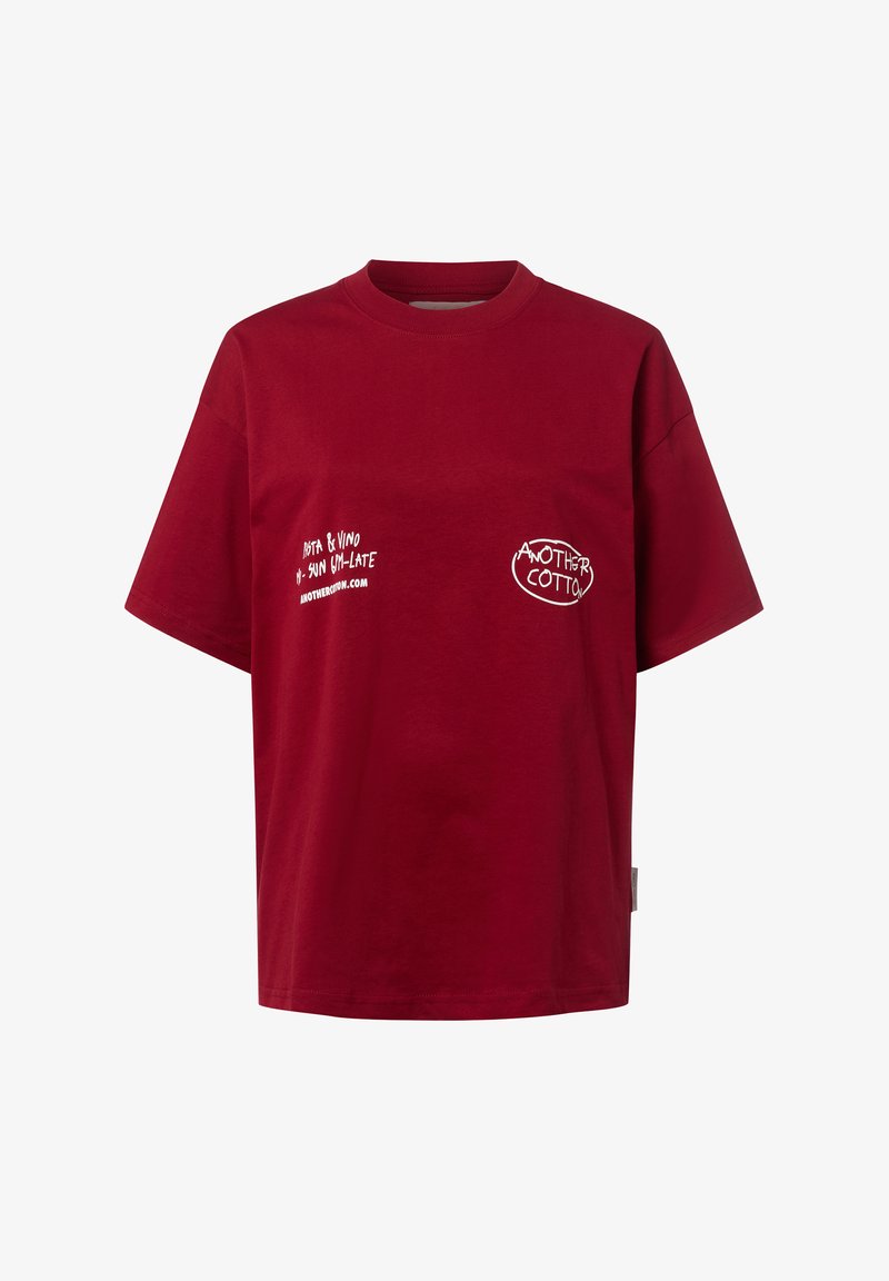 Burgundin värinen puuvillainen t-paita, jossa on pyöreä kaula-aukko; edessä valkoista tekstiä ja logokoristuksia, lyhyet hihat ja rento istuvuus.