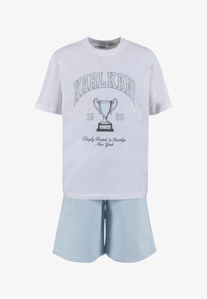 Wit T-shirt met korte mouwen met een trofee-graphic, tekst ""KARL KANI 1989"" en lichtblauwe korte broek.