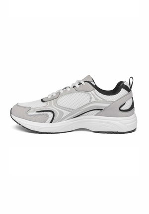 Scarpa sportiva bianca e grigia in tessuto mesh, chiusura con lacci, suola imbottita e dettagli neri sul tallone e sulla suola.