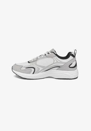 Scarpa sportiva bianca e grigia in tessuto mesh, chiusura con lacci, suola imbottita e dettagli neri sul tallone e sulla suola.