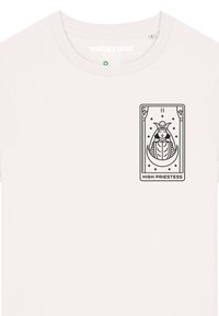 Korte mouwen, lichtbeige t-shirt met een zwart gedrukt tarotkaartontwerp waarop een figuur staat met het label "HOGE PRIesteresse", accentueert met sterren.