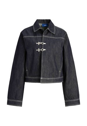 Sötét farmerdzseki fehér kontrasztvarrással, klasszikus gallérral, hosszú ujjakkal és két vízszintes patenttal az elején.