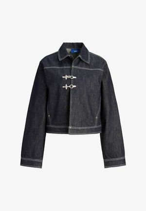 Donkere spijkerjas met witte contraststiksels, een klassieke kraag, lange mouwen en twee horizontale toggles aan de voorkant.