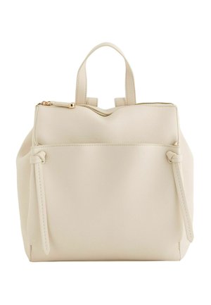 Beżowa torba skórzana z uchwytami u góry, przednią kieszenią oraz złotym zamkiem błyskawicznym w górnej części na środku.