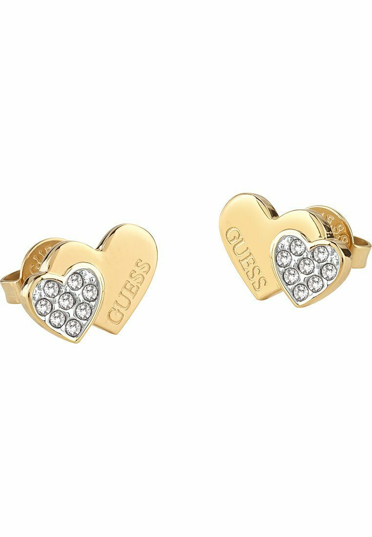Orecchini a perno a forma di cuore in tonalità oro, con un lato decorato da strass trasparenti e l'altro inciso con la scritta "GUESS". Finitura liscia e superficie lucidata.