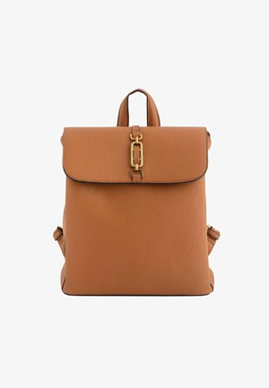 Tan nahkareppu, jossa on jämäkkä muotoilu, etuosa, kultaiset yksityiskohdat ja teksturoitu pinta; varustettu säädettävillä olkahihnoilla.