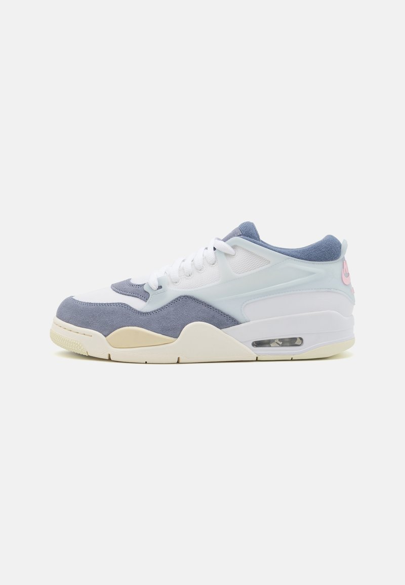 Sneaker med en hvid mesh overdel, blå ruskindsdetaljer, cremet mellemsål og en synlig luftenhed. Har hvide snørebånd og pink branding.