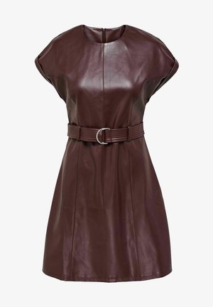 Ciemnobrązowa sukienka z krótkim rękawem z eko skóry, z okrągłym dekoltem, zamkiem z przodu, przeszyciami i dopasowanym paskiem ze srebrną klamrą w kształcie litery D.