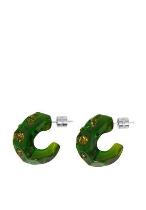 Pendientes de aro verdes translúcidos con piedras preciosas amarillas incrustadas y postes de plata sobre un fondo blanco.