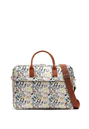 Sac de voyage en tissu à motif floral avec poignées en cuir marron et bandoulière ajustable sur fond blanc.