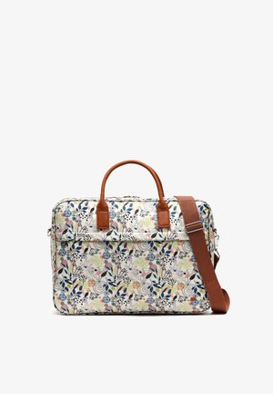 Reistas van stof met bloemmotief, voorzien van bruine leren handvatten en een verstelbare schouderriem, tegen een witte achtergrond.
