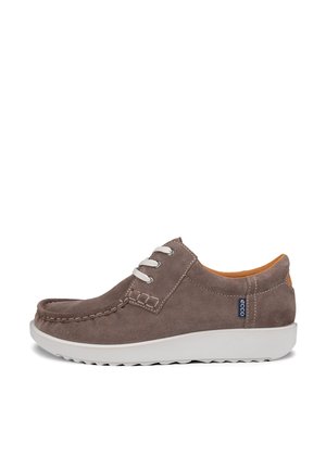 Brauner Wildleder-Schnürschuh mit weißer Sohle und sichtbarer Naht, seitlich gezeigt.