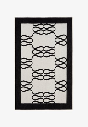 Rechteckiger Teppich mit weißem Hintergrund, breitem schwarzem Rand und symmetrischen schwarzen abstrakten geschlungenen Linienmustern im Inneren.