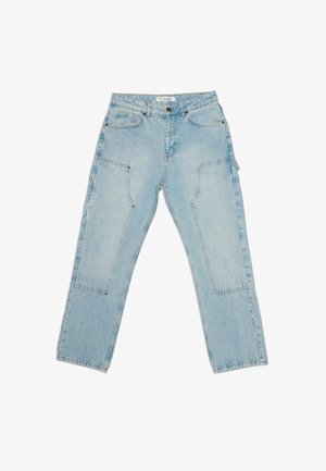 Lichtblauwe denim jeans met een relaxed fit, voorzien van twee voorzakken en grote zijpatchzakken, zichtbaar stiksel en een broekbandknop.