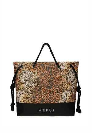 Borsa tote con parte superiore stampata leopardata e base nera solida con testo "MEFUI" e manici in corda nera su sfondo bianco.