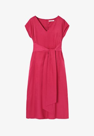 Spilgti rozā midi kleita ar īsām piedurknēm, V-veida dekoltē un platu auduma jostu, kas sasieta priekšā.