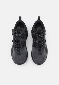 Para czarnych butów sportowych z wzorzystym materiałem, odblaskowymi sznurowadłami i pętelkami do zakupu, widzianych z góry na białym tle.