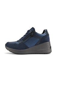 Scarpe da ginnastica blu navy con tomaia in suede e tessuto, collo imbottito, chiusura con zip e una spessa suola a cuneo grigia con dettagli metallici.