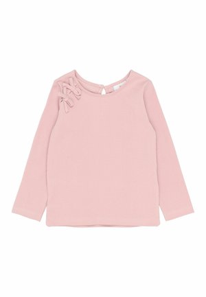 Tricou roz cu mânecă lungă dintr-un material texturat, cu guler rotund, având două fundițe pe umărul stâng și un închizător în formă de crăpătură pe spate.