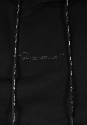 Zwarte hoodie gemaakt van een katoenmix. Heeft een eenvoudig geborduurd logo en contrasterende trekkoorden met tekstdetails langs de lengte.