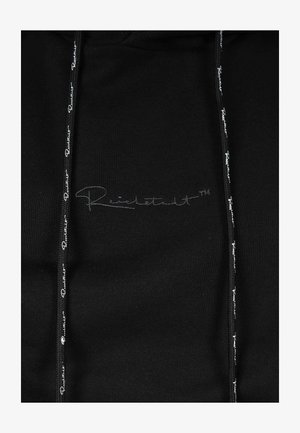 Schwarzer Kapuzenpullover aus Baumwollmischgewebe. Verfügt über ein einfaches gesticktes Logo und kontrastierende Zugbänder mit Textdetails entlang der Länge.