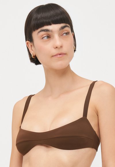 Haut de bikini marron avec un design bandeau, fines bretelles réglables, tissu lisse et un panneau avant légèrement texturé.