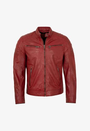 Chaqueta de cuero roja con acolchado acolchado en los hombros, cuello alto con botón de presión, cremallera frontal y cuatro bolsillos con cremallera.