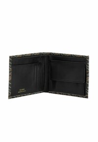 Portafoglio in pelle nera con bordo decorato, dotato di numerosi slot per carte, una tasca trasparente per l'ID e un marchio impresso.