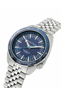 Strieborné hodinky z nerezovej ocele s modrým ciferníkom, veľkými bielymi hodinovými značkami a rotujúcou lunetou. Obsahuje kovový článkový náramok a korunku.