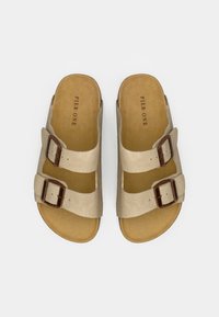 Bežne poletne sandale s tremi nastavljivimi trakovi, rjavimi kovinskimi zaponkami, mehko zamaknjeno teksturo in svetlo rjavim oblazinjenim podplatom.
