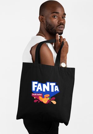 Borsa a tracolla nera con il logo colorato di Fanta Fruit Twist e grafiche di frutta. Design a doppia tracolla per un trasporto facile.