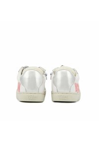 Baskets blanches avec des accents en argent, présentant un col en fourrure et du texte graphique rose sur les côtés. Semelle en caoutchouc avec un logo sur le talon.