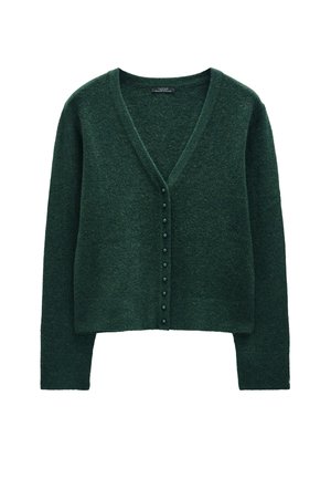 Ciemnozielony sweter z dzianiny, z dekoltem w serek, długimi rękawami i rzędem guzików z przodu. Miękka tekstura, krótki fason.