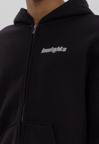 LOW LIGHTS STUDIOS® Felpa con zip - black