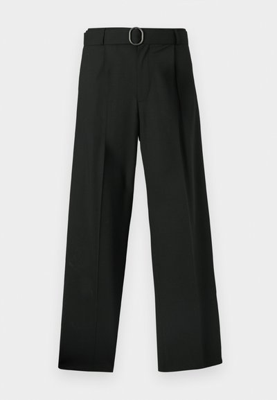 Juodos kelnės iš lengvos medžiagos, plačios kojos kirpimo, su įsiuvais klostėmis ir diržu su ovalia metaline sagtimi.