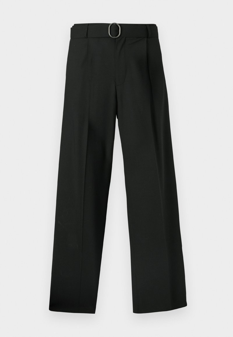 Pantaloni neri realizzati in un tessuto leggero, con taglio a gamba larga, pieghe inserite e cintura con fibbia metallica ovale.