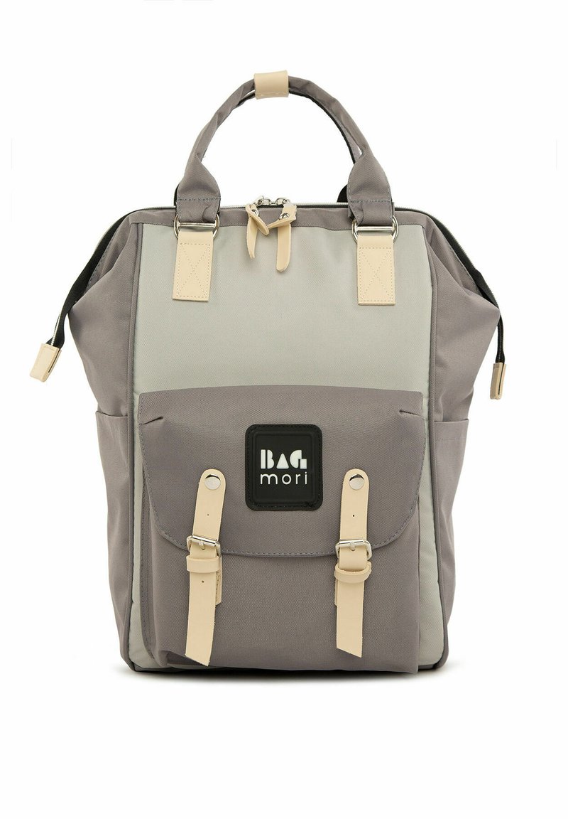 Grå stofrygsæk med dobbelt topremme, beige detaljer, frontlomme med klap og logopatch; har et struktureret design.