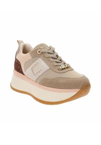 Zapatillas beige y rosa con parte superior de gamuza y sintético, suela blanca gruesa, cordones decorativos y acentos metálicos en la lengüeta.