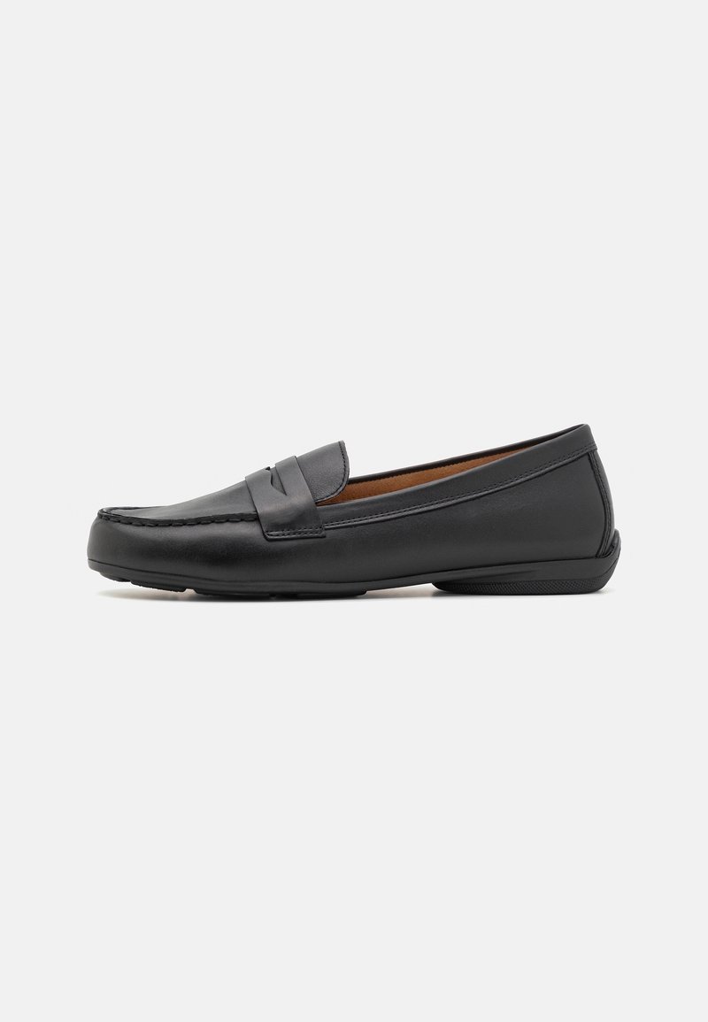 Mocassin en cuir noir à finition lisse, présentant une tige cousue et un petit détail de bande frontale. Semelle en caoutchouc profilée pour une meilleure traction.