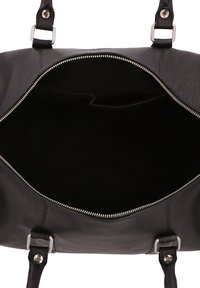 Zwarte leren handtas met een ritssluiting, een gladde textuur en meerdere zilveren hardwareaccenten. Het interieur is donker en eenvoudig.