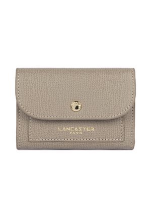Portefeuille compact en cuir taupe avec rabat avant et bouton-pression doré, avec logo Lancaster Paris en lettres dorées.