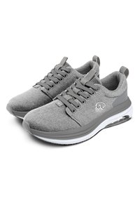 Grijze sportieve schoenen van zacht stof met een gestructureerde bovenkant, gecombineerd met grijze veters, een witte tussenzool en een zichtbare luchtkussen detail.