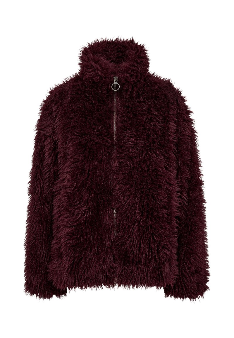 Faux fur-jacka i djup burgundy med hög krage, full dragkedja fram och en texturerad, fluffig yta. Inga fickor är synliga.