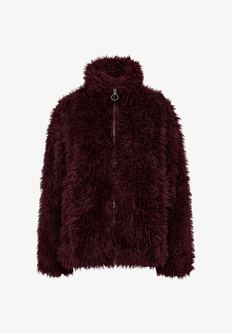 Faux-Fur-Jacke in tiefem Burgunderrot, mit hohem Kragen, durchgehendem Reißverschluss und einer strukturierten, flauschigen Oberfläche. Keine Taschen sind sichtbar.