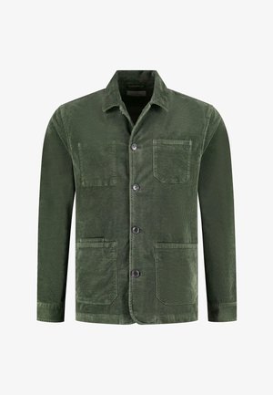 Veste en velours côtelé verte avec un col chemise, fermeture à boutons sur le devant et deux poches plaquées. Présente un tissu texturé et un détail de logo subtil.