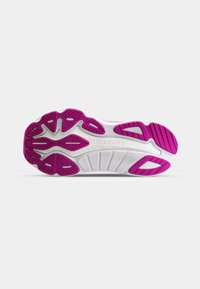 Saucony jooksukinga tallal on valge alus, millel on roosa ja lilla kummist pidurisooned, tekstuuritud haarde ja stabiilsuse tagamiseks.