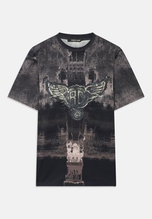 T-shirt à manches courtes noir et gris avec une texture usée et un emblème central avec des ailes portant les lettres "RC."